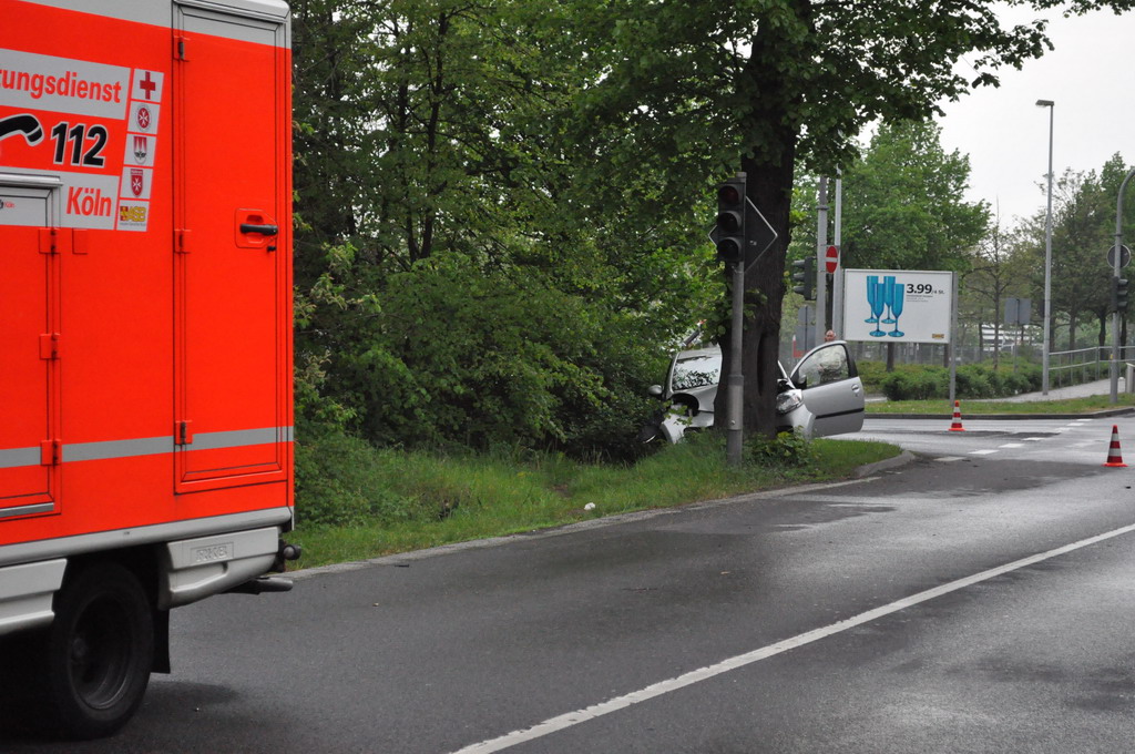 PKW gegen Baum Godorf Godorfer Hauptstr P05.JPG